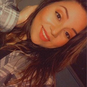 Meet your Posher, Yesenia